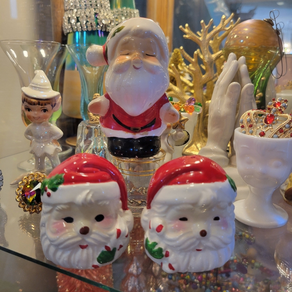 Santa Claus Salt & Pepper Shaker Trio ~ Vintage ~ Kitschy ~ Retro ~ Cute!